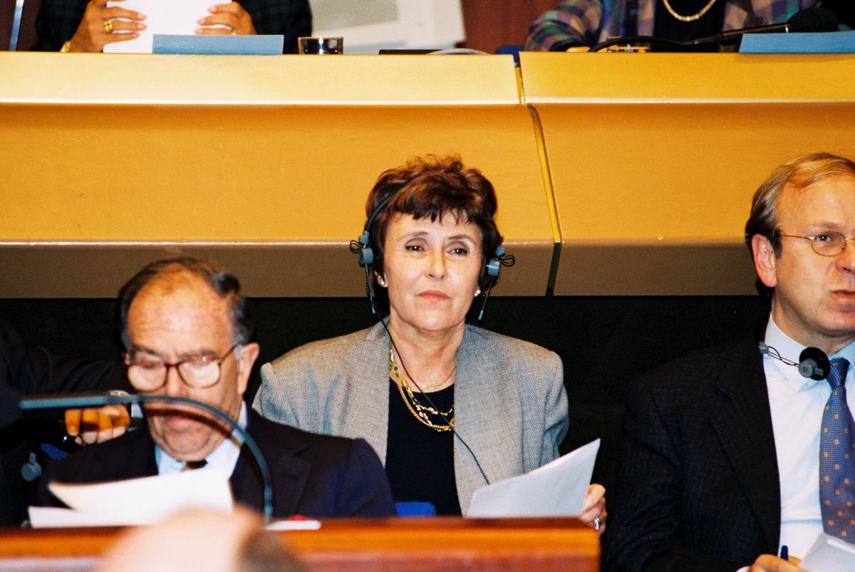 Кризис в Еврокомиссии в 1999 году во многом был вызван нежеланием Эдит Крессон, французского комиссара по науке, уйти в отставку.