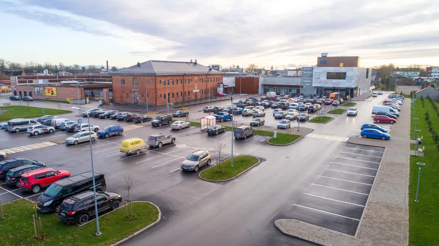 Uku keskuse parkla on hommikust õhtuni parkijate päralt, kuid vahepealsel ajal kipuvad noored seal autodega oma võimeid näitama.