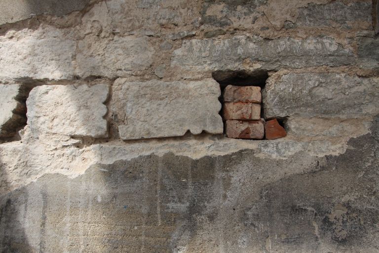 При реставрации церкви Олевисте обнаружены фрагменты средневекового известнякового портала.