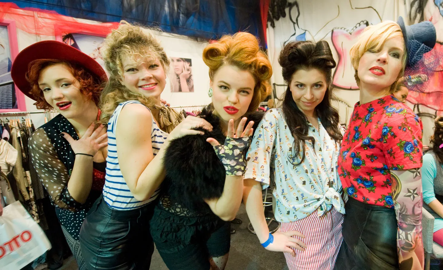 Ilumessil valisid noored enda ja teiste vintage-disaini viljelevate moetegijate loomingu tutvustamiseks Pin-up stiili.