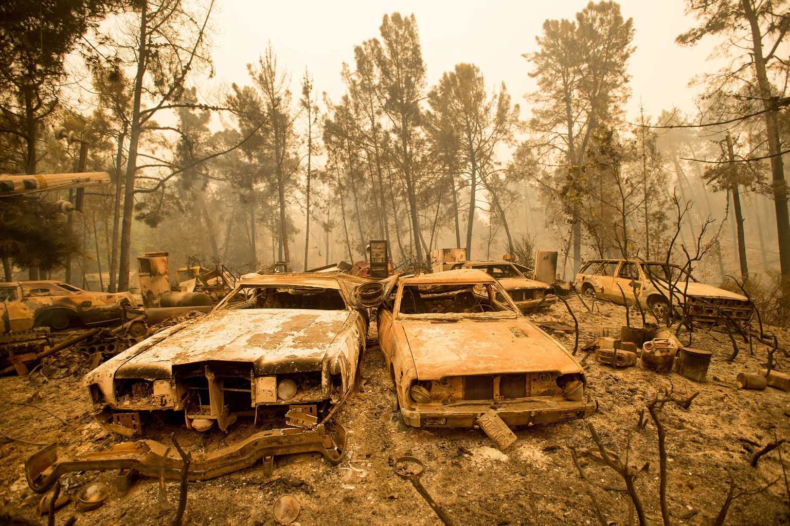 Metsapõlengus hävinud autod California osariigis, mis on juba aastaid kannatanud tõenäoselt kliimamuutustest põhjustatud põudade käes.