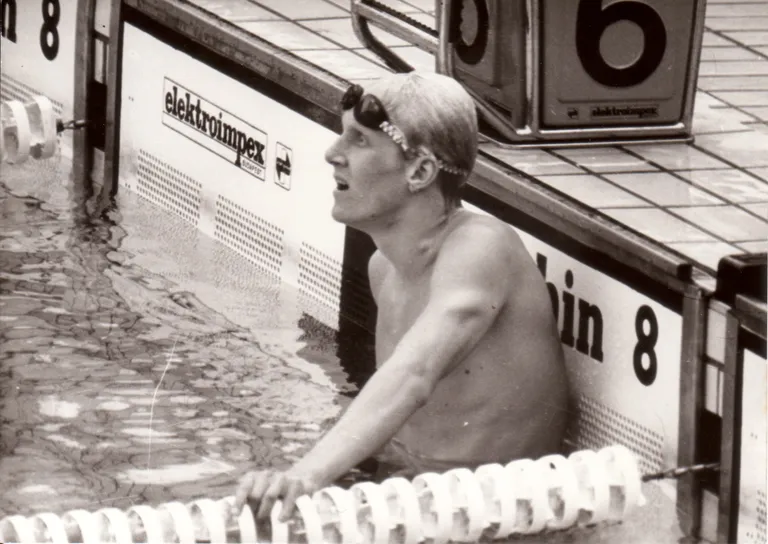 Ivar Stukolkin üleliidulise rahvaste spartakiaadi võistlusbasseinis (1979).