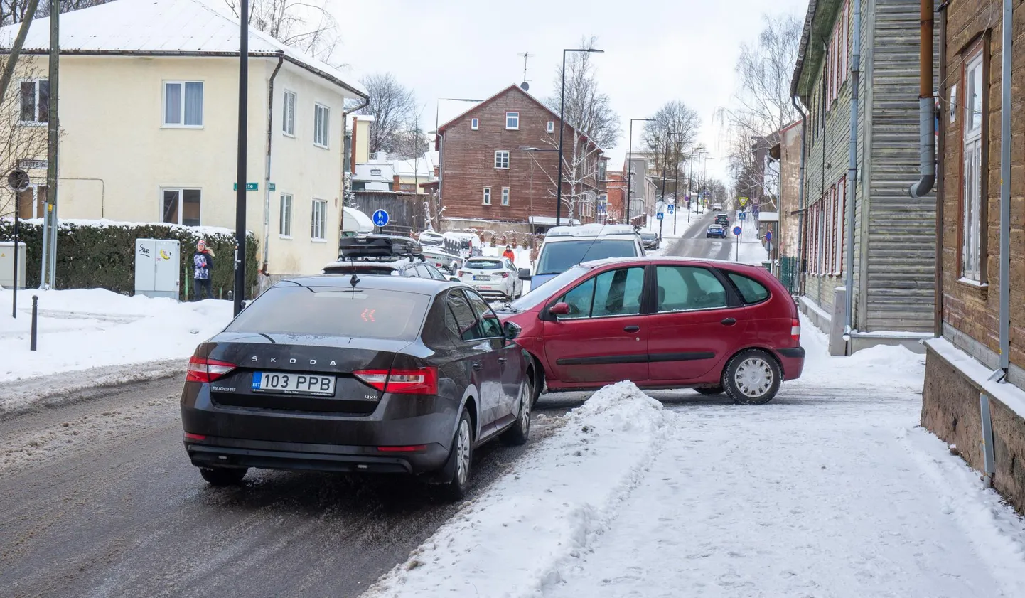 Roosi tänaval oma punase Renault’ga sõitma läinud purjus mees koduhoovist kaugemale ei jõudnud.