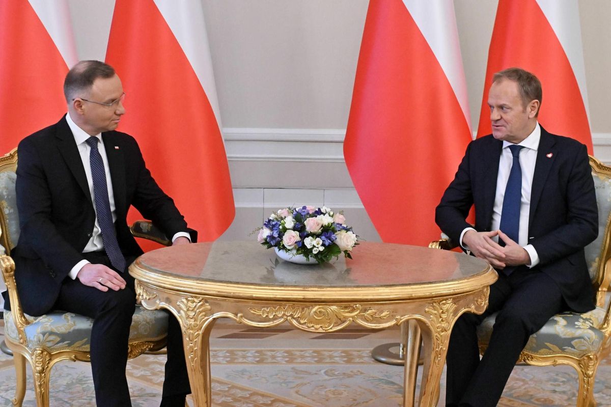 Poola president Andrzej Duda (vasakul) esmaspäevasel kohtumisel peaministri Donald Tuskiga.