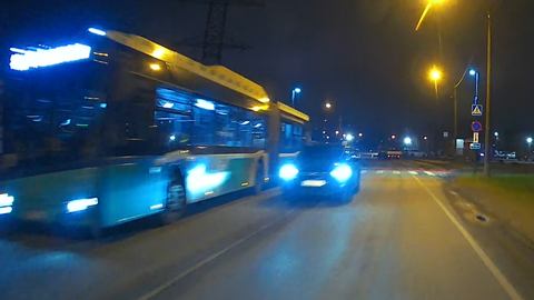 FOTO ⟩ Bussi tagant välja kihutanud autojuhti ei heidutanud ka vastutulev auto