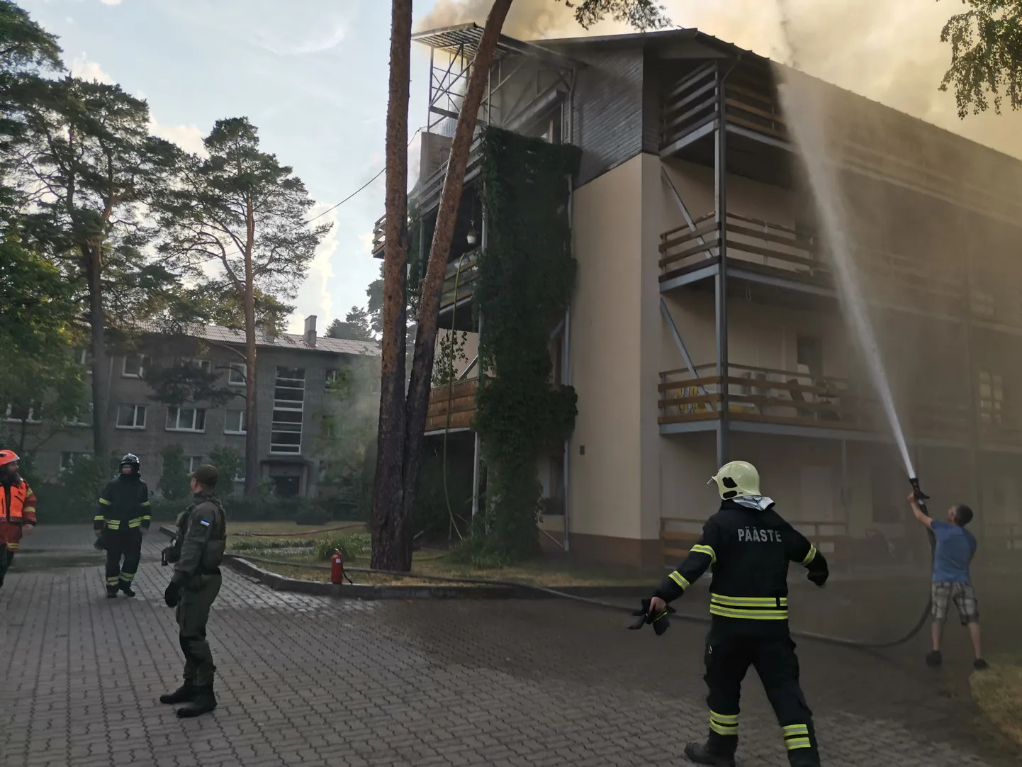 Тушение пожара на чердаке и мансардном этаже жилого дома по улице Койду, 14 в центре города Нарва-Йыэсуу.
