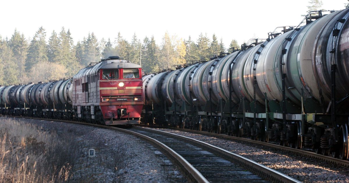 цистерна ржд. цистерна с мазутом. грузовой поезд. фгк вагон цистерна м483. железнодорожные цистерны с топливом.