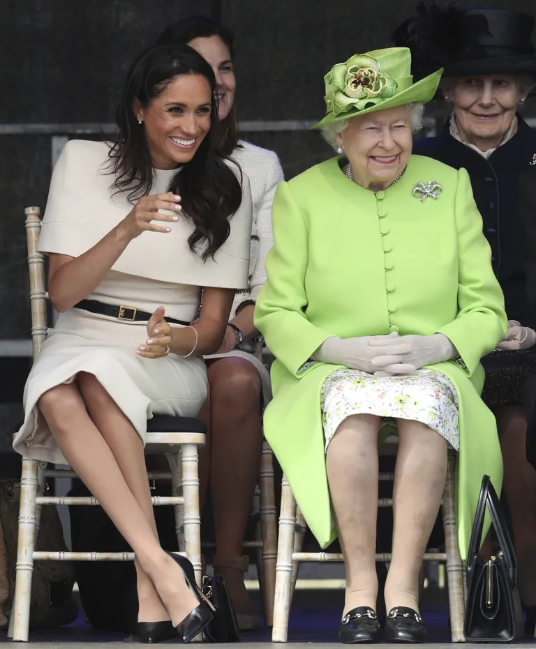 Kuninganna Elizabeth II ja Sussexi hertsoginna Meghan 14. juunil 2018 Loode-Inglismaal Widnesis uue silla avamisel