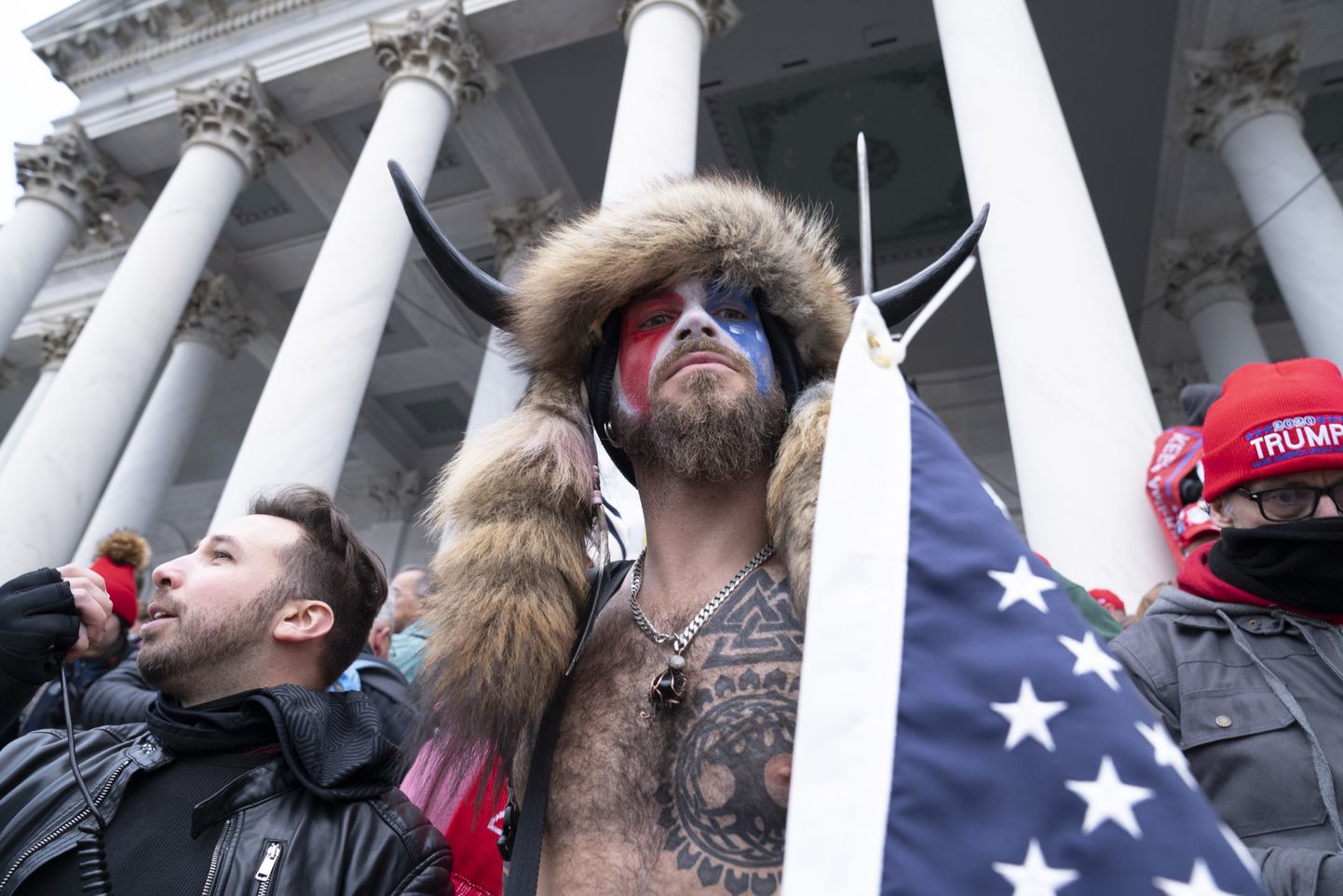 Trumpi toetajate hulgas püüdis palju pilke viikingi välimusega meeleavaldaja.