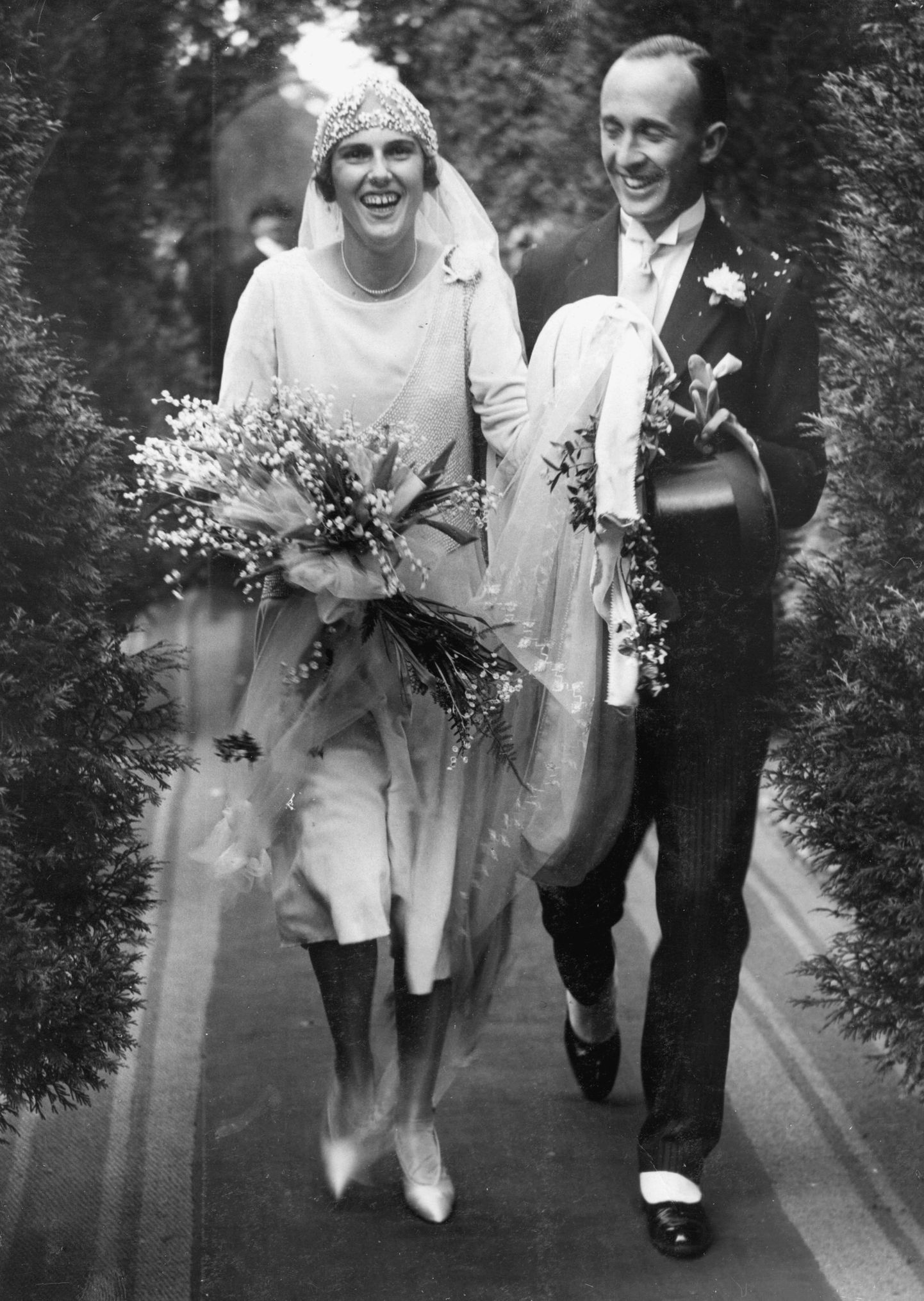 Pruutpaar lahkumas kirikust, 1930ndate Inglismaa