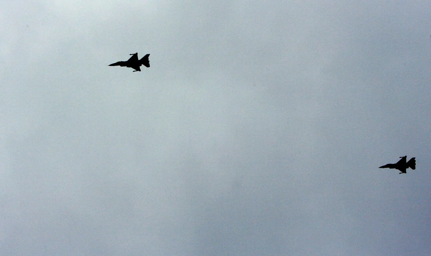 NATO hävitajad Tallinna kohal iseseisvuspäeval 2009.