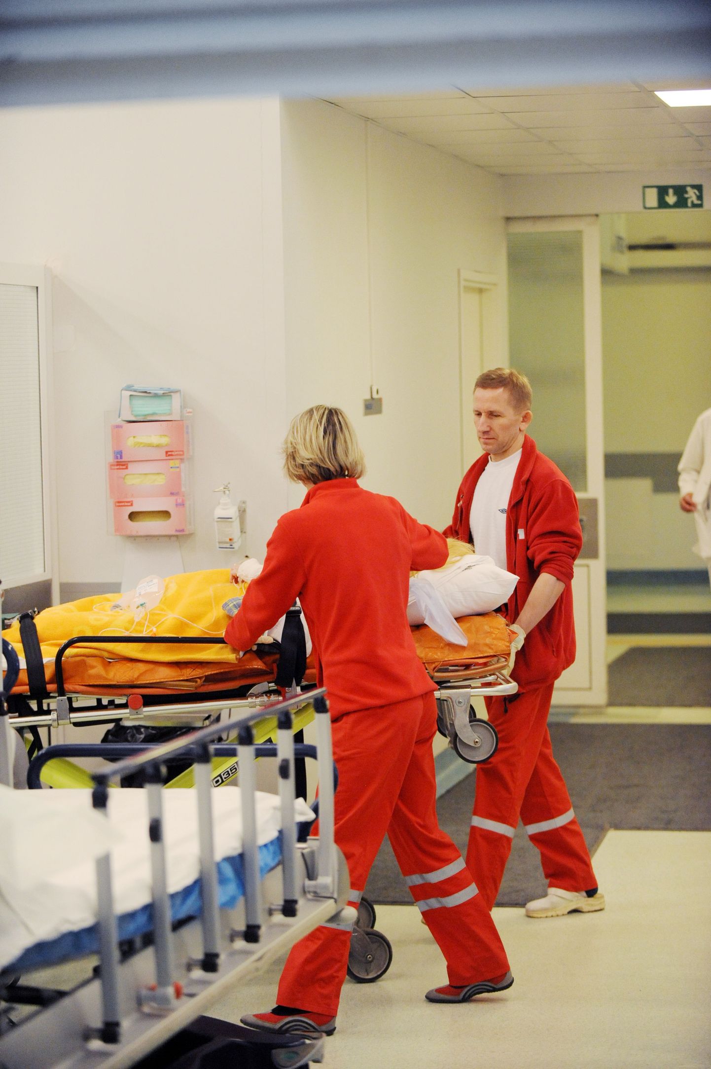 Сейчас сотрудники скорой помощи в Таллинне носят красные брюки и куртки.