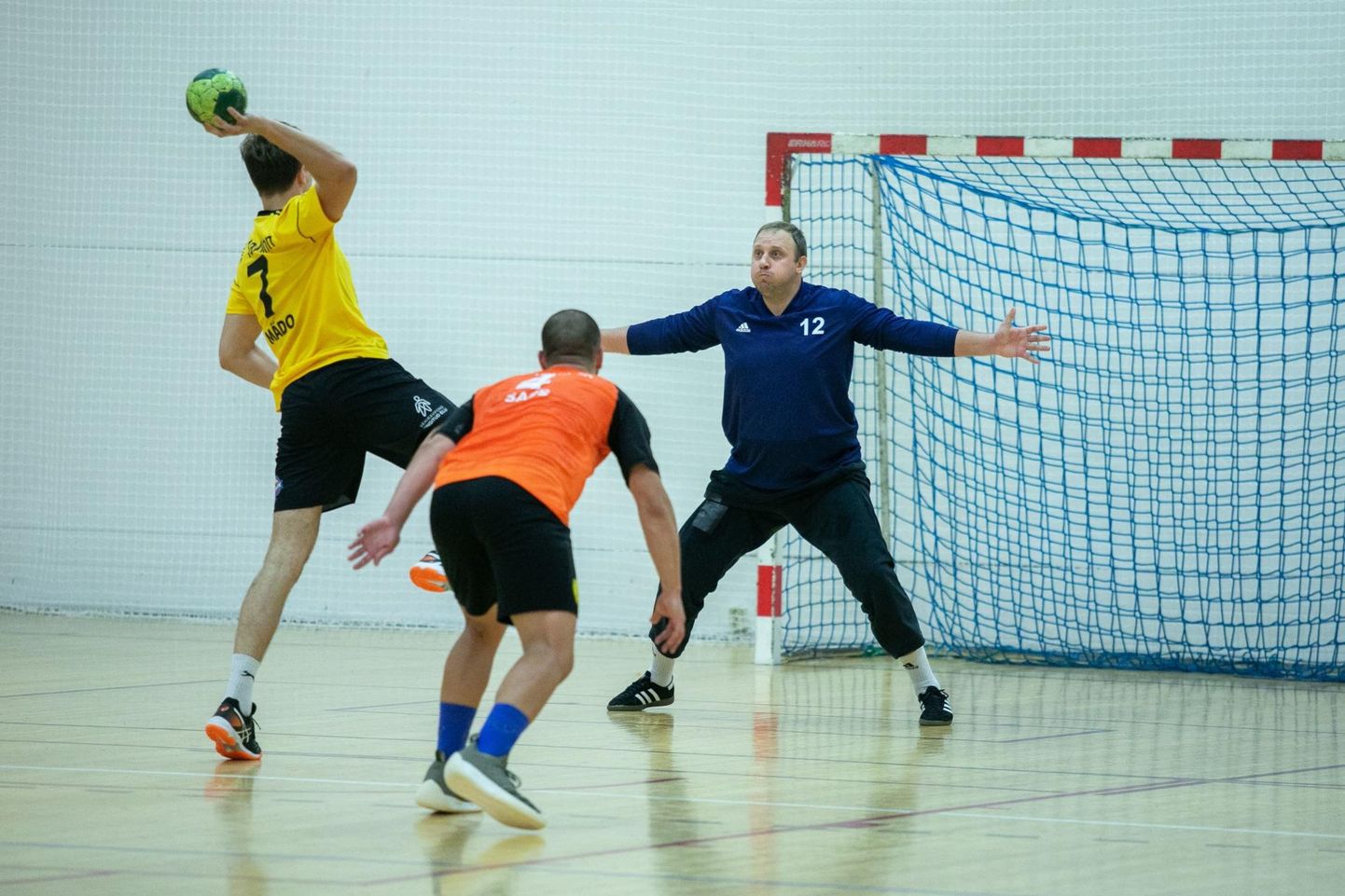 Spordiklubi Tapa käsipallimeeskonna üheks olulisemaks lüliks on väravavaht Mikola Naum (paremal), kelle ülemängimine pole just lihtsate ülesannete killast.