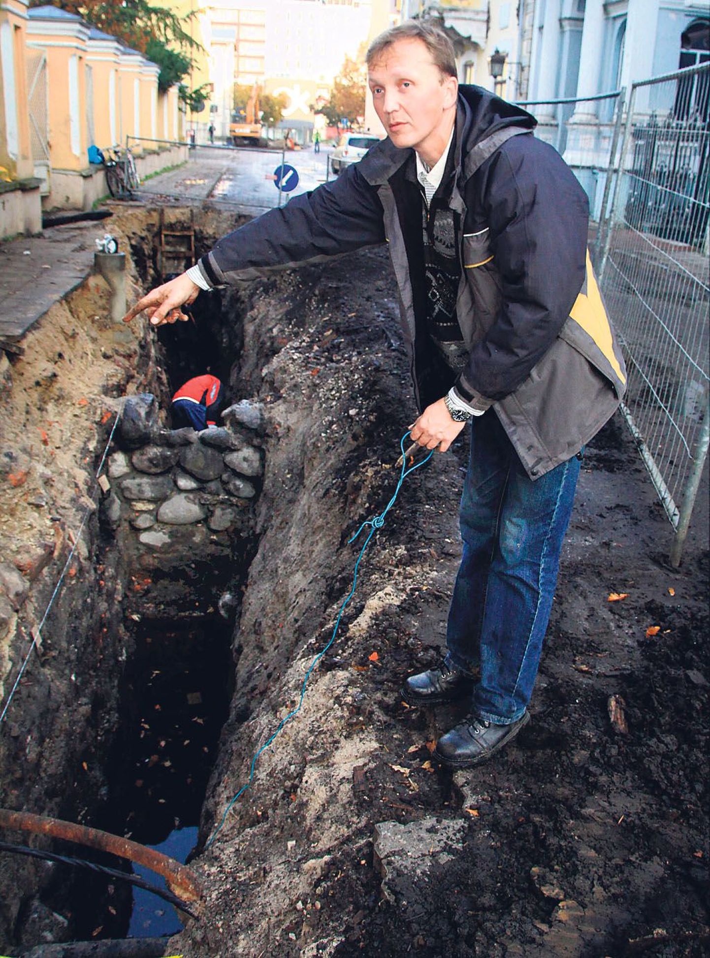 Arheoloog Peeter Piirits uurib 14. sajandi Pärnu kultuurikihti ligi kolm meetrit maapõues.