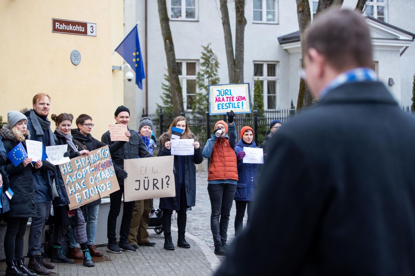 Protesters in front of Stenbock House.