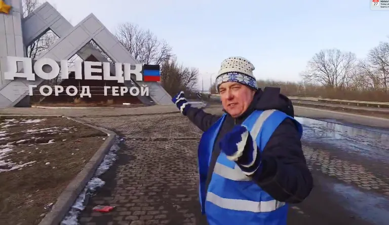 Лидер Koos Айво Петерсон во время своей поездки в оккупированные Россией районы Украины, 2023.