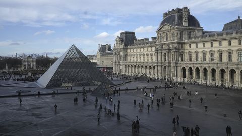 Pariisi Louvre'i muuseum sulges varguse tõttu päevaks uksed