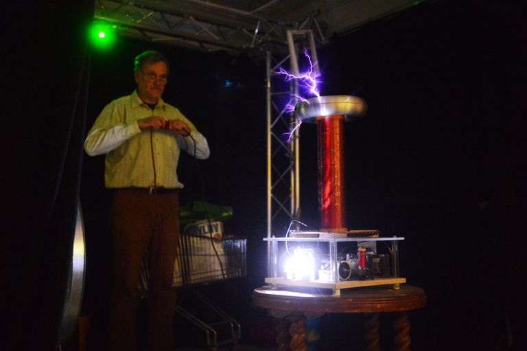 Energia avastuskeskuse teadus- ja arendusjuht, «Välgumees» Aare Baumer demonstreerimas, kuidas välk tekib.