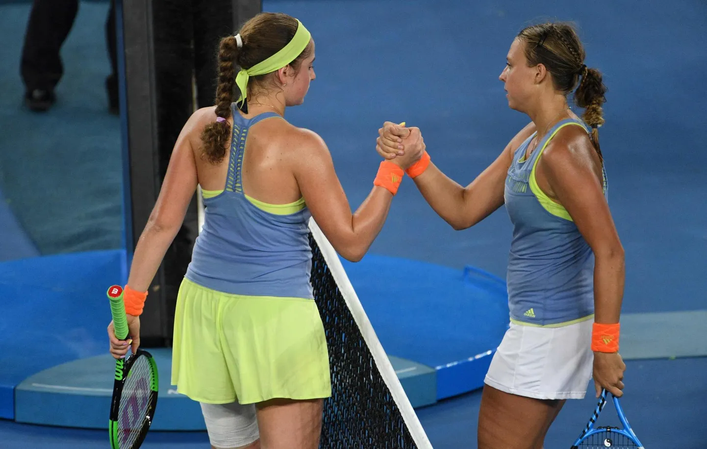 Anett Kontaveit (paremal) sai aasta alguses Austraalia lahtiste kolmandas ringis magusa võidu Jelena Ostapenko üle.