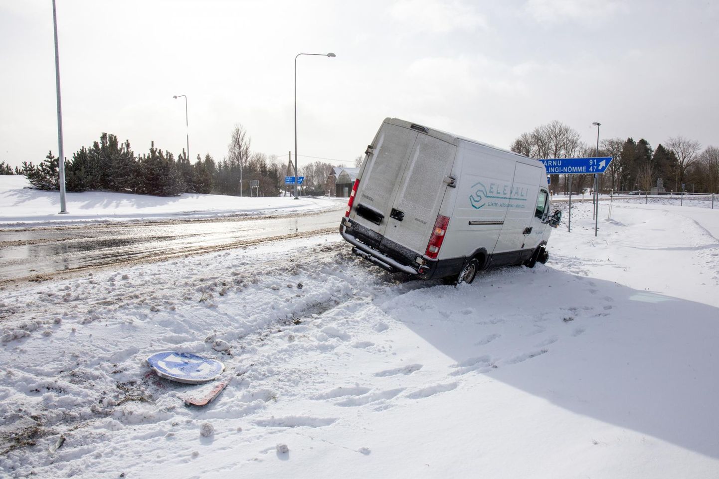 Pühapäeval oli Viljandi külje all Pärnu maanteel kaubik teelt välja sõitnud.