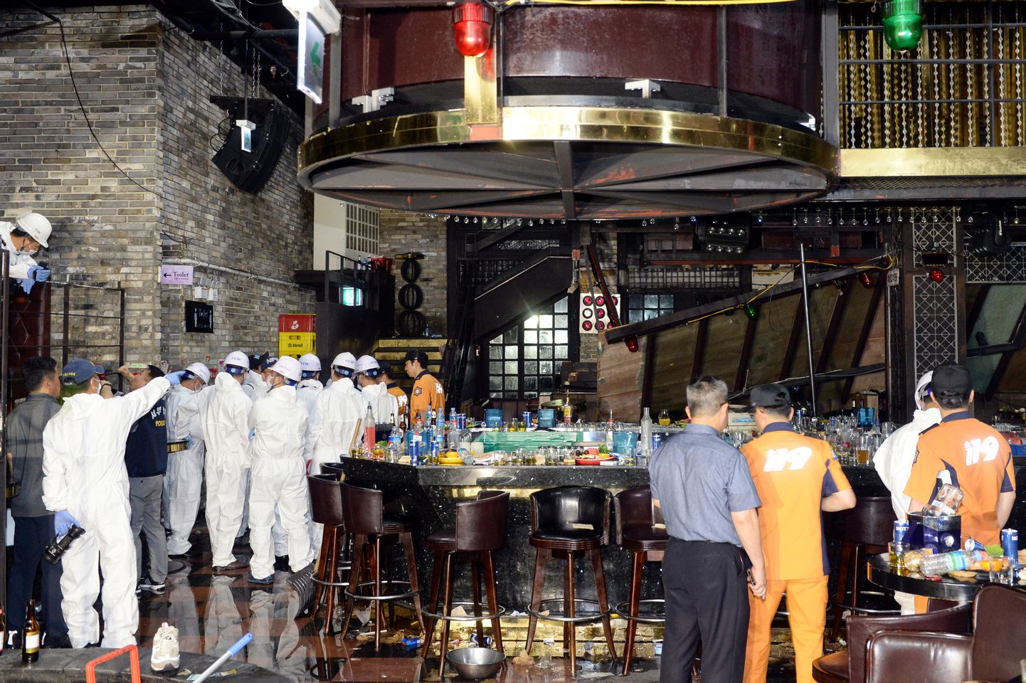 Dienvidkorejas ugunsdzēsēji un amatpersonas pārbauda sabrukušo naktskluba balkonu 