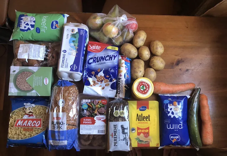MGM Maardu. Пакет на 14 дней. Состав: хлеб, сепик, куриные котлеты, котлеты из форели, мюсли, гречка, молоко, кефир, яйца, творожная паста, сыр, макароны, банка супа, овощи и фрукты.