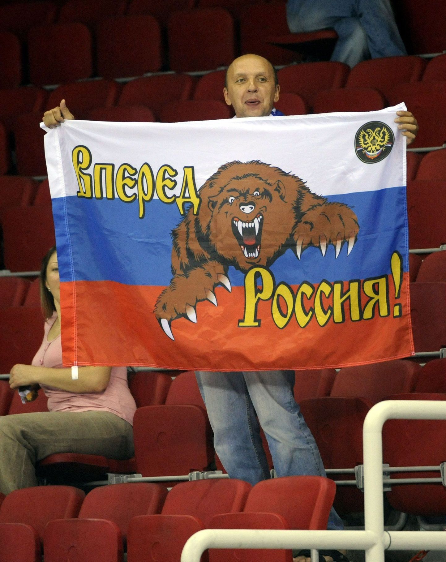 Venelasest spordifänn veidi täiendatud riigilipuga