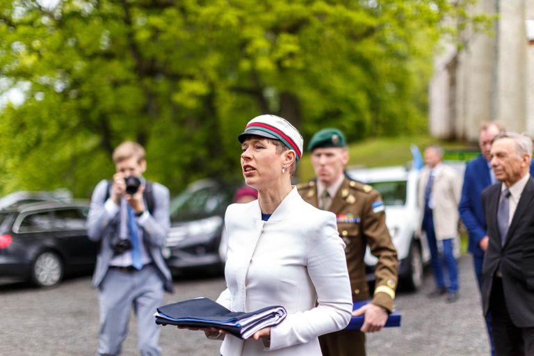 President Kersti Kaljulaid kinkis Otepää motoklubile Eesti lipu.