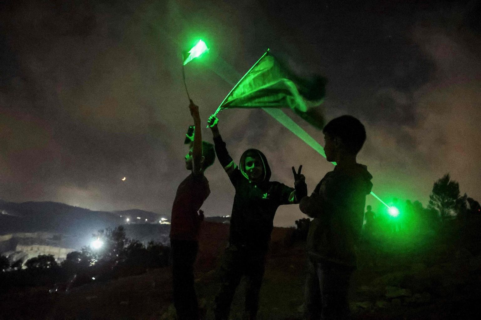 Laserosuteid kasutavad Palestiina noored protestimas Iisraeli asunike vastu Nabluse linnas tänavu juulis. Laserosutid on piisavalt võimsad, et silma sihitult inimest tegutsemisvõimetuks muuta, halvemal juhul võib see kaasa tuua pika haiglaravi ja nägemiskaotuse.
