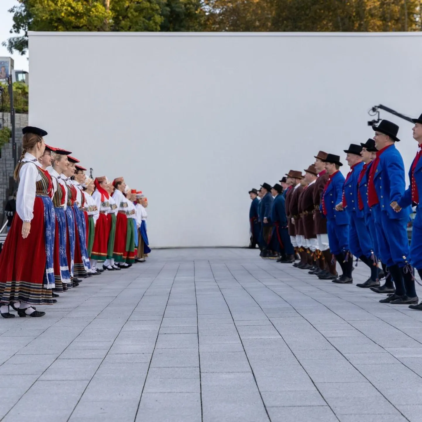 Vallimäe vabaõhukeskus täitub pühapäeval tantsijatega.