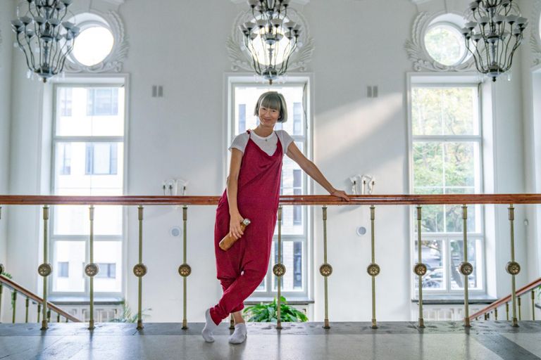 Läti koreograaf Olga Žitluhhina toob täna koos Eesti tantsuteatriga Fine5 Tallinnas vaatajate ette audiokinesteetilise installatsiooni 12 käele «Mina olin siin».