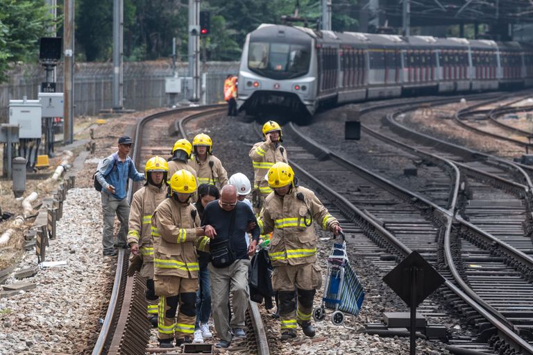 Päästjad saatmas reisijaid, kes jäid peatatud raudteeteenuste tõttu rongidesse lõksu.