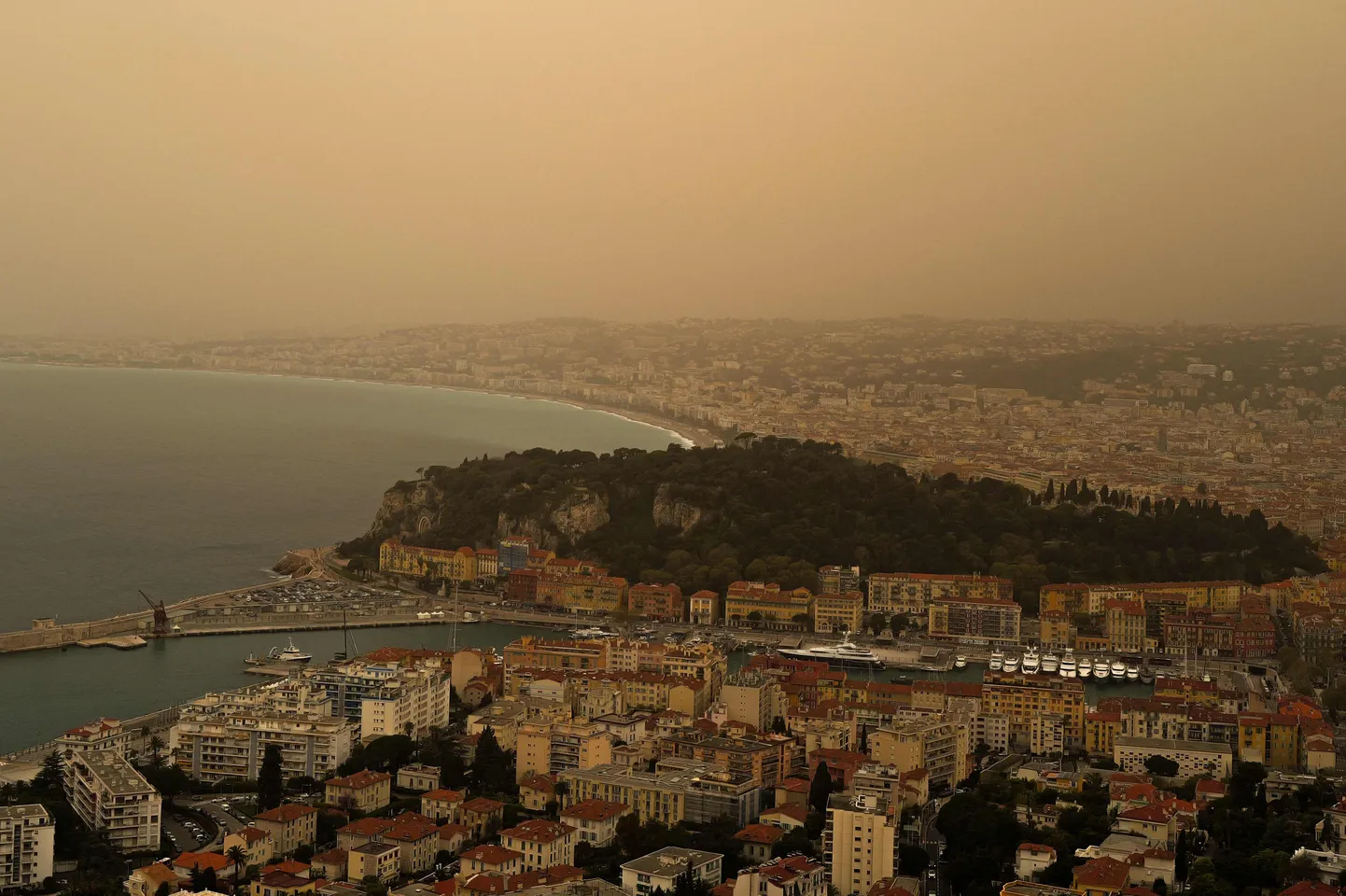 Sahara tolm Prantsuse Rivieral Nice'i kohal.