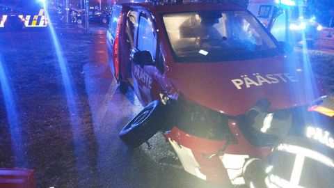 V Pärnu trčilo reševalno vozilo v osebni avto, voznika odpeljana v bolnišnico