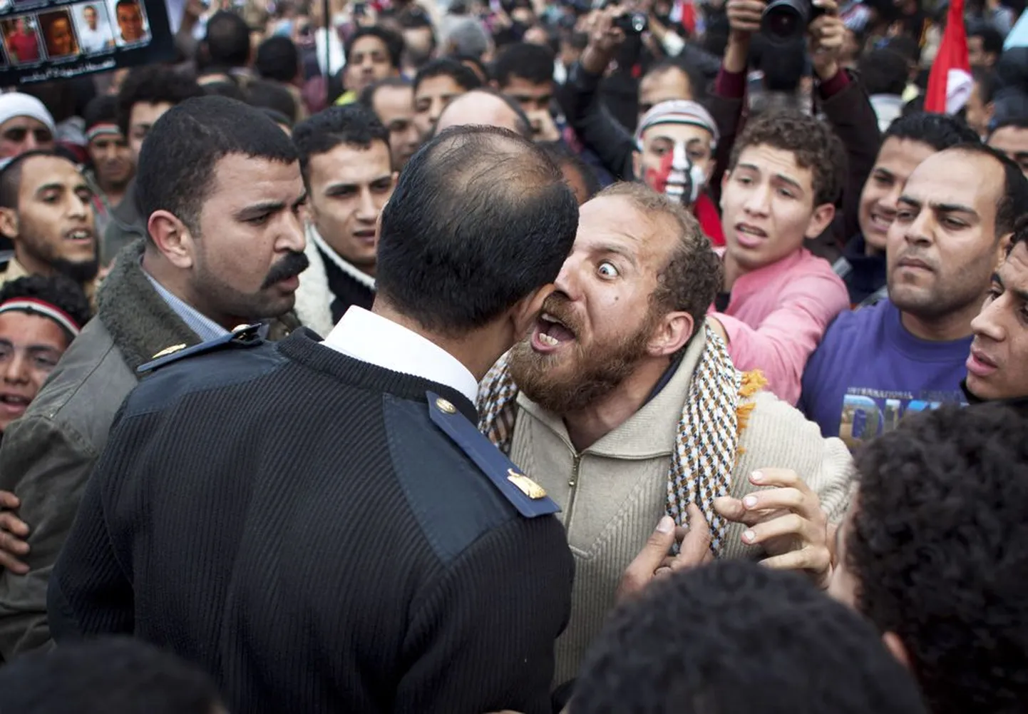 Meeleavaldaja (paremal) Tahriri väljakul politseinikuga vaidlemas. Sajad rahutuste ajal protestijate vastu jõudu kasutanud korrakaitsjad tulid eile Kairo peaväljakule tagasi, liitusid demonstrantidega ja nõudsid valitsuselt palgatõusu.