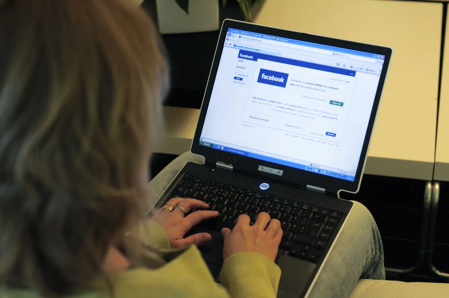 Facebooki kasutav naine. Foto on illustreeriv