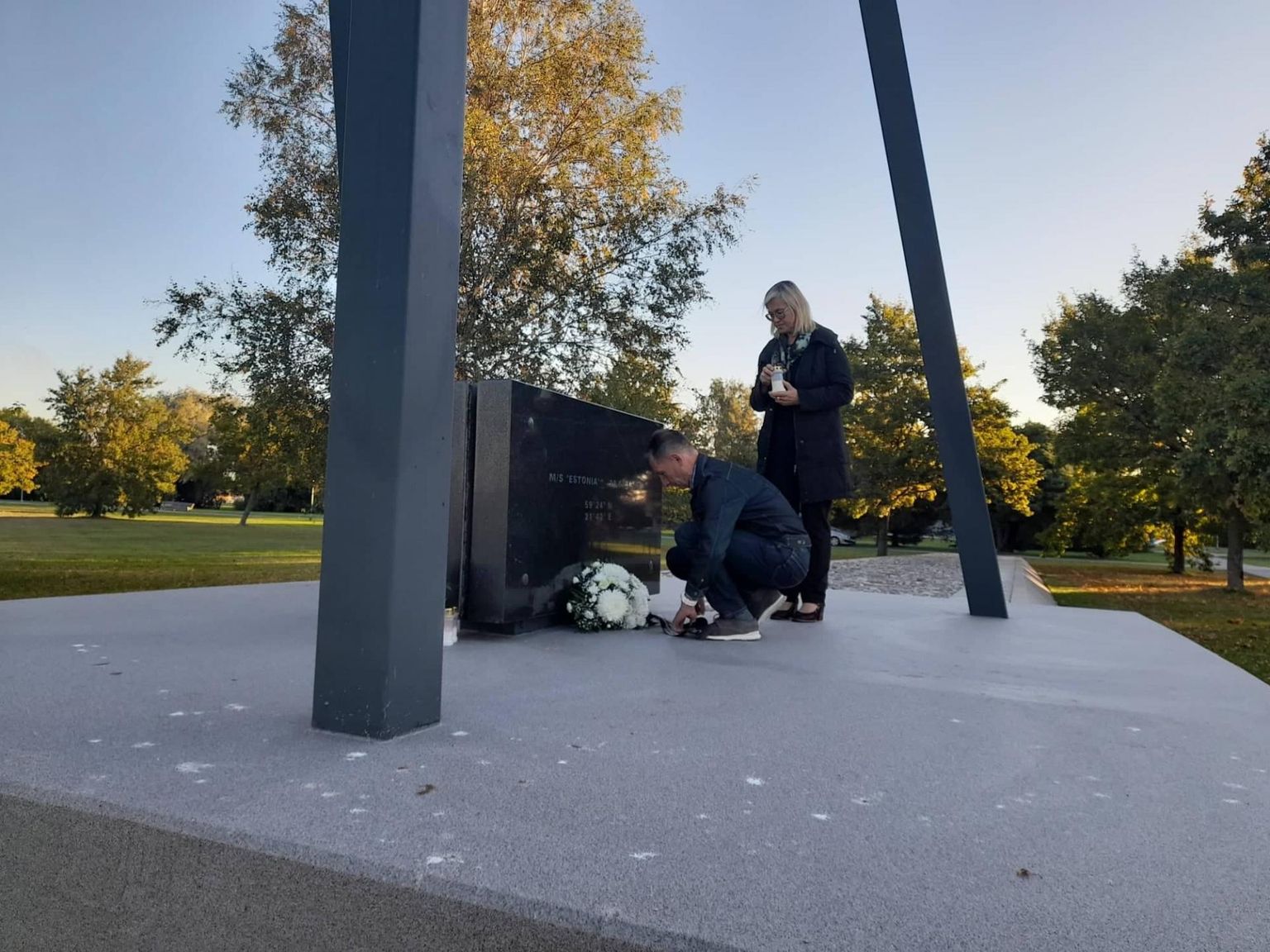 Pärnu abilinnapead Varje Tipp ja Meelis Kukk asetasid Estonia mälestusmärgi jalamile pärja ja süütasid küünla.