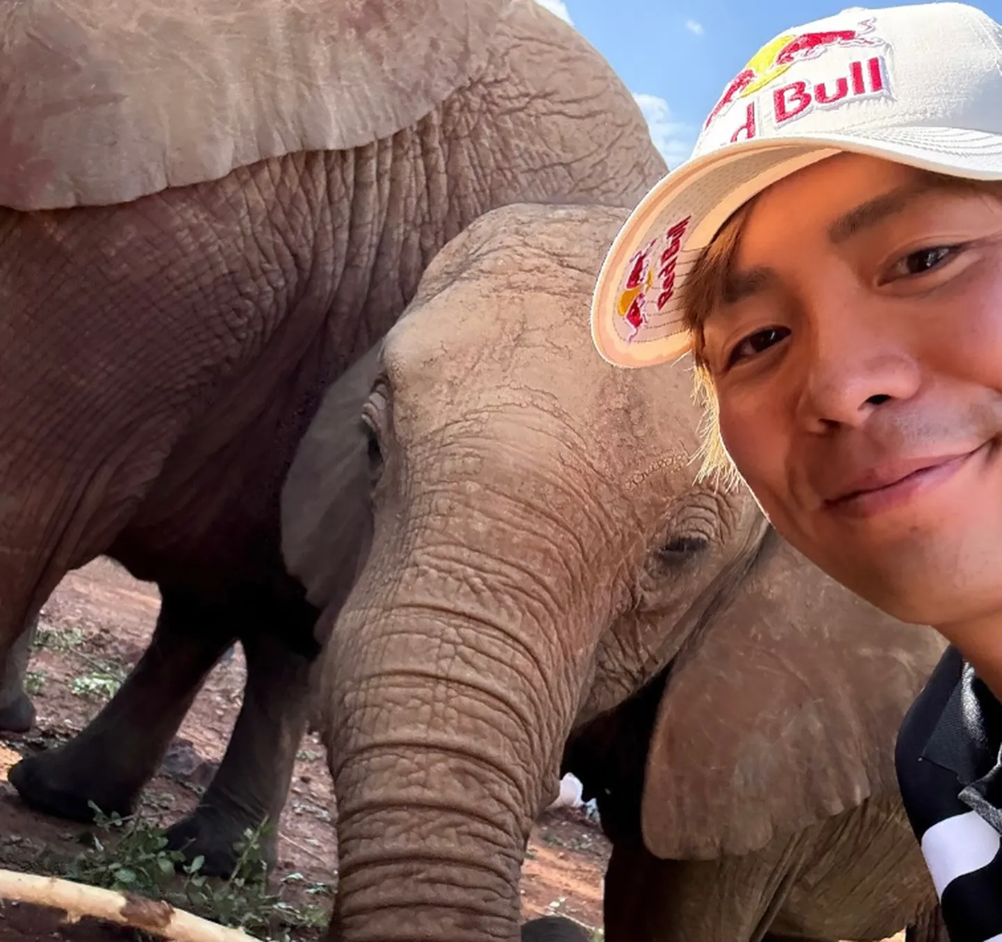 Takamoto Katsuta poseerimas koos elevandiga.