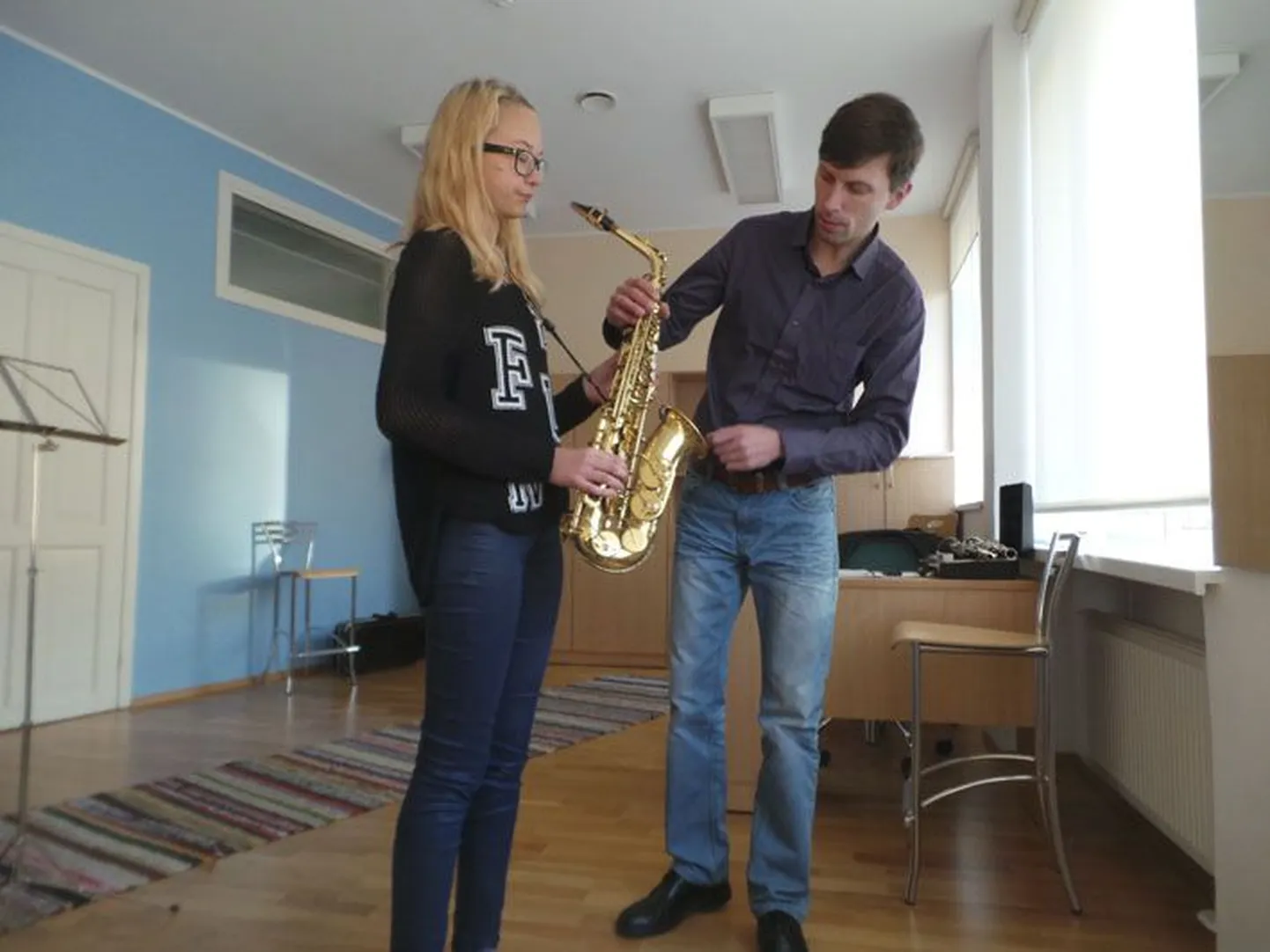 1. klassi saksofoniõpilane Laura Dagmar Maasing ja õpetaja Artjom Roditšenko.
