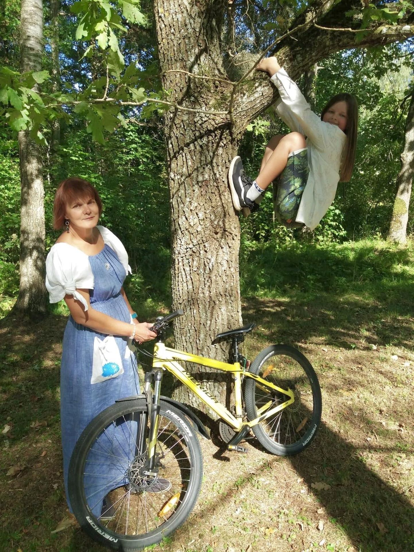 Kait Veskimägi alustas 1. septembril uut kooliaastat puu otsas ronides, ema Anneli Kirspuu on õppinud klassi­õpetajaks.