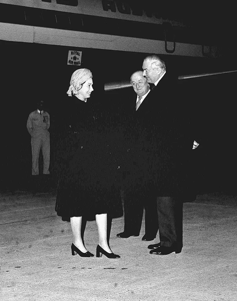 Kuninganna Elizabeth II räägib peaministri James Callaghaniga Heathrow' lennujaamas (31.03.1977).