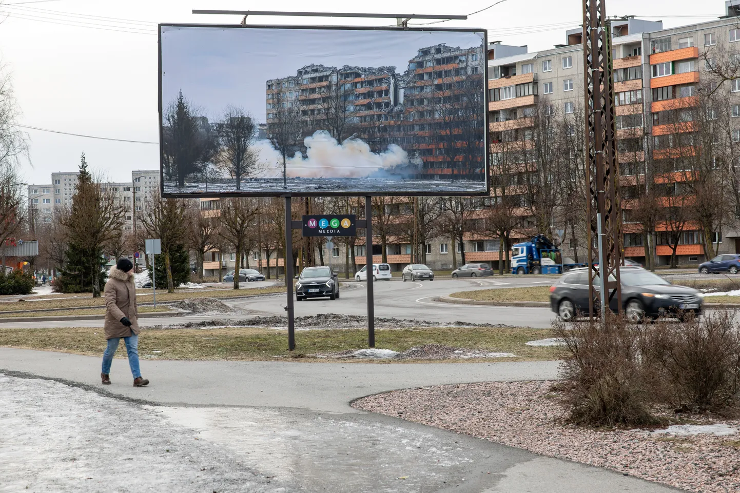 Леденящие вероятности на фоне мирной реальности. Прохожий сравнивает изображение и оригинал в Вяйке-Ыйсмяэ.