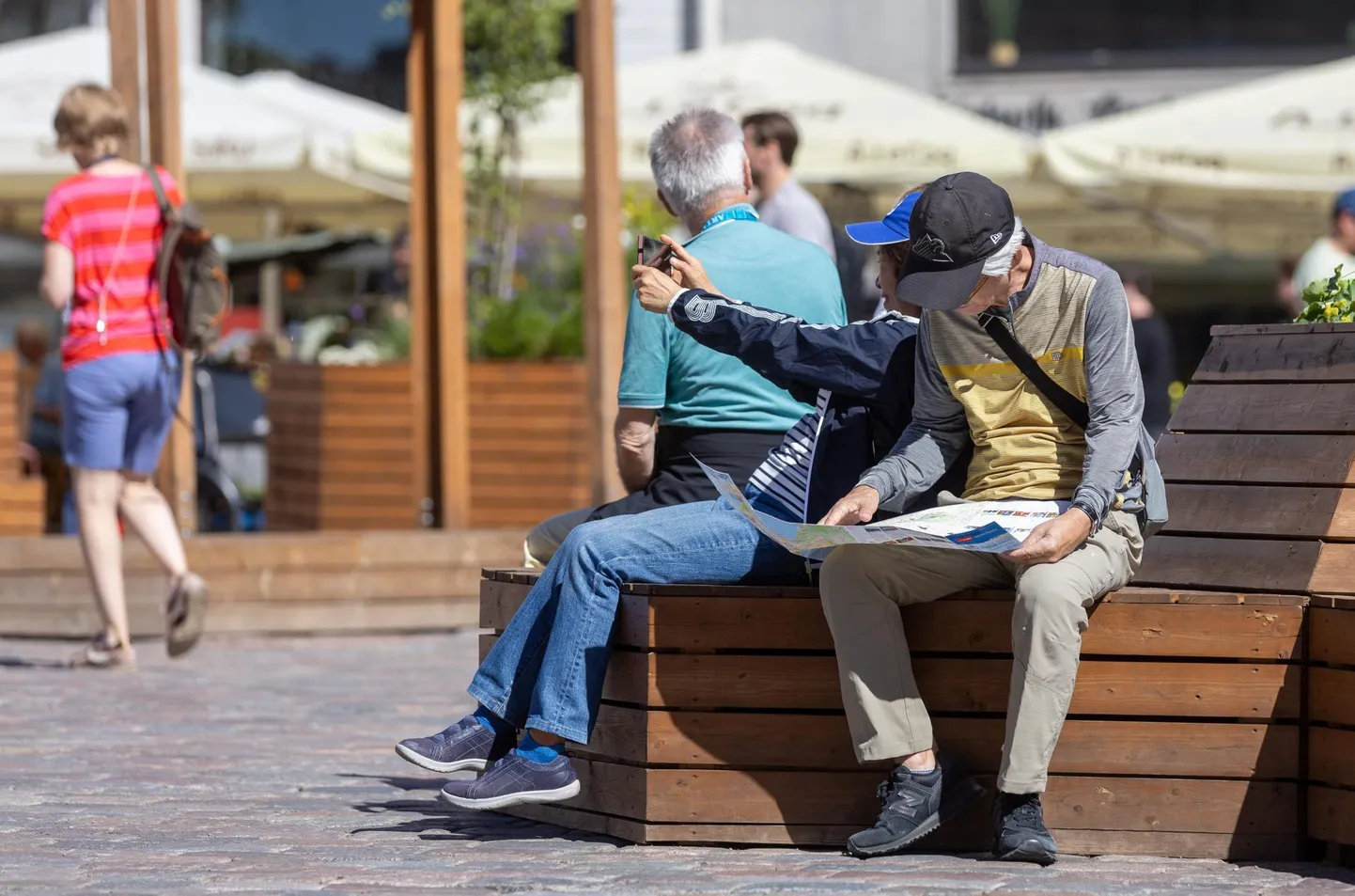 Turistid Tallinnas raekoja platsil