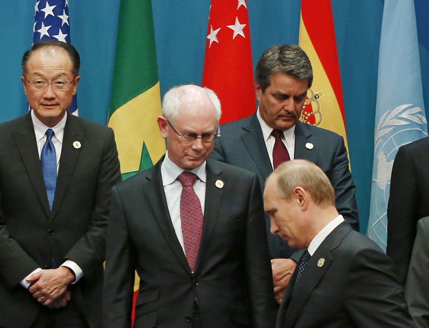 President Herman Van Rompuy (keskel) ja Vladimir Putin (esiplaanil) G20 kohtumisel grupipildiks valmistumas.