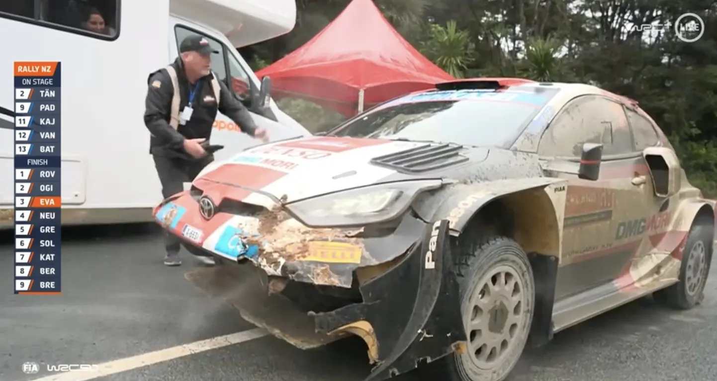 Elfyn Evansi auto pärast väljasõitu.