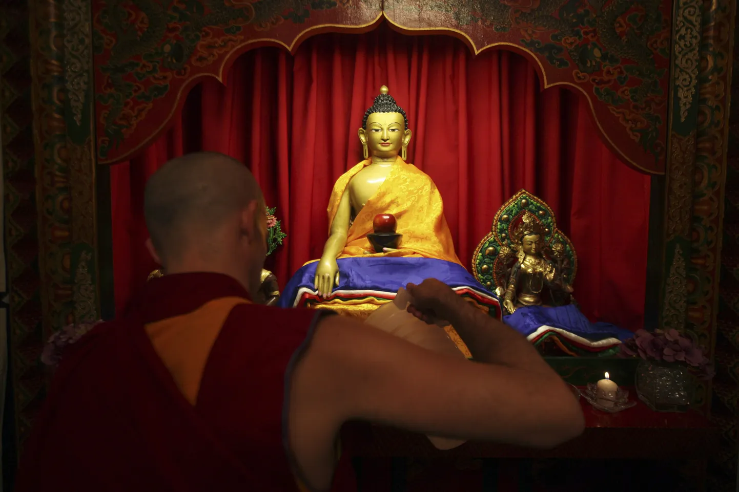 Munk Buddha kuju ees.