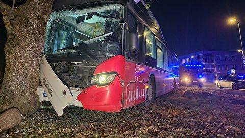 Водитель автобуса, спровоцировавший в Тарту ДТП из-за проблем со здоровьем, остается в больнице
