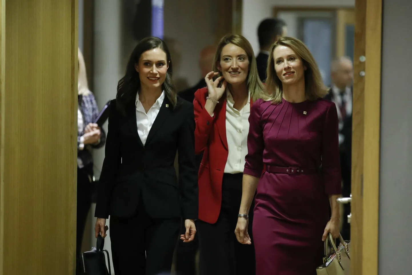 Ukraina ründajate osas käredamat lähenemist pooldavad liidrid – Soome peaminister Sanna Marin, europarlamendi president Roberta Metsola ja Kaja Kallas – ülemkogule suundumas.