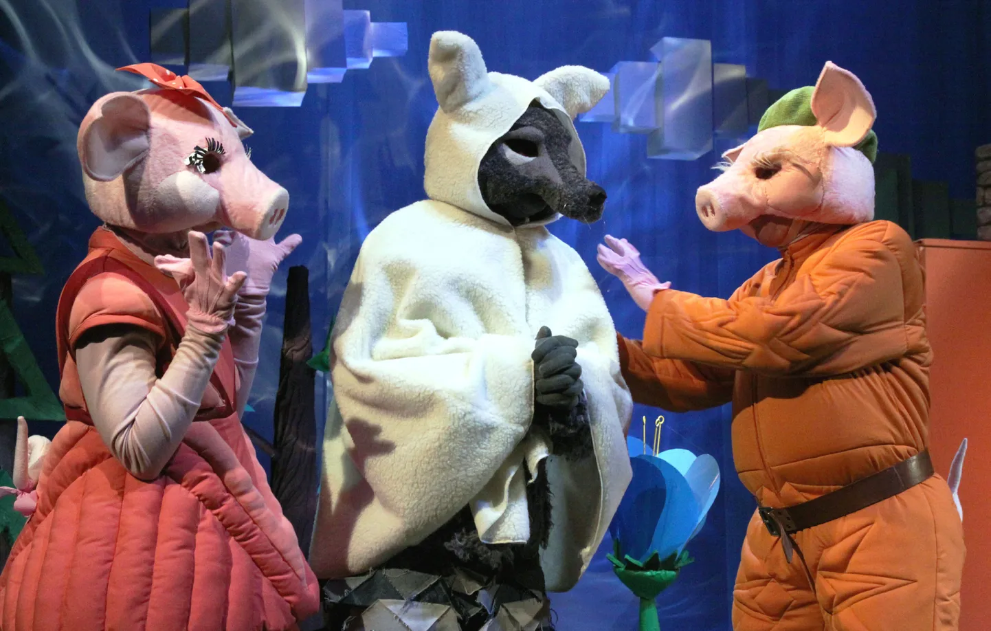 Pärnu Endla teatris jõuab lavale lastetükk „Kolm põrsakest ja hea hunt”.