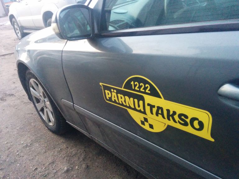 Tapetud taksojuhi auto seisis esialgu Leedus parklas.